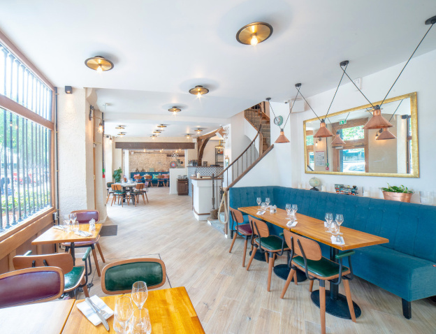 La Bouteille d'or : institution modernisée face à Notre Dame