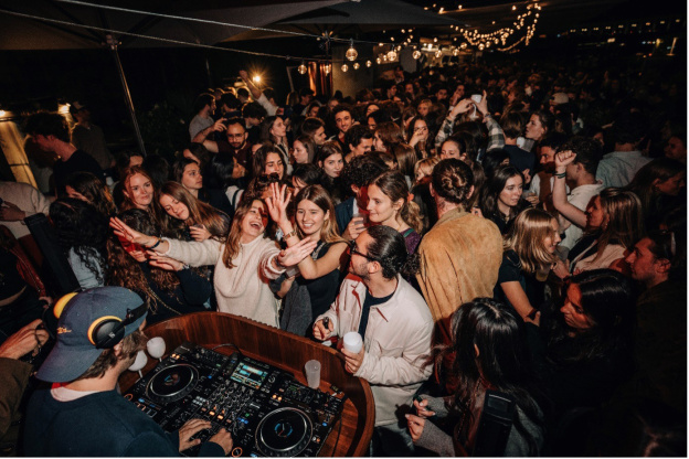 Noti Plage : la guinguette estivale à ne pas manquer au pied de la Tour Eiffel !