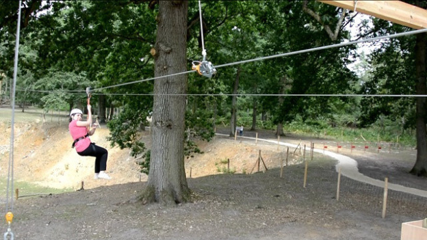 Voler au-dessus des lions, la tyrolienne insolite du Zoo de Thoiry