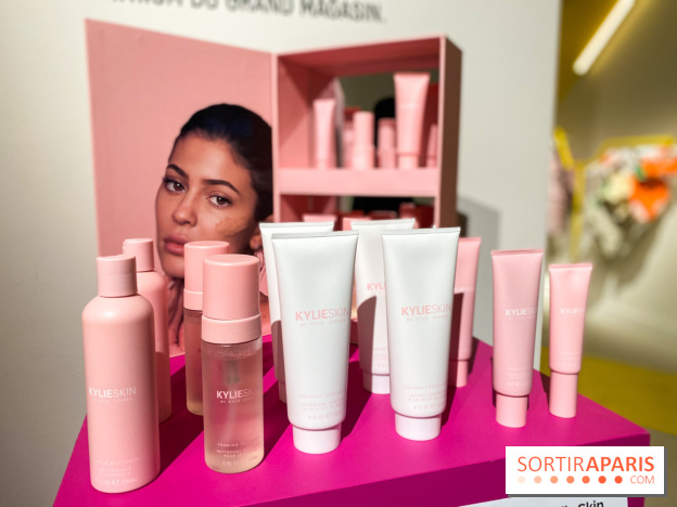 Kylie Jenner installe sa salle de bain et ses soins Kylie Skin aux Galeries Lafayette Champs-Elysées