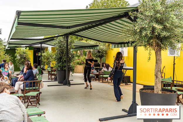 La terrasse jardin de la péniche Maison Jaune à Boulogne en mode guinguette