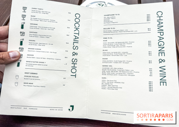 La terrasse jardin de la péniche Maison Jaune à Boulogne en mode guinguette - carte des cocktails et boissons