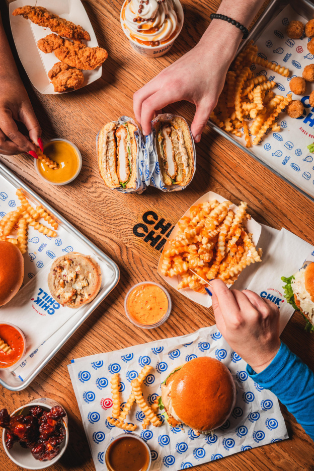 Le Top Chef Mohamed Cheik ouvre un temple du poulet frit dans le Val-de-Marne nommé Chik'Chill