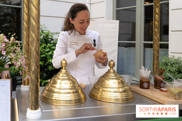 Nina Métayer installe son chariot à glace chez Maison Colbert