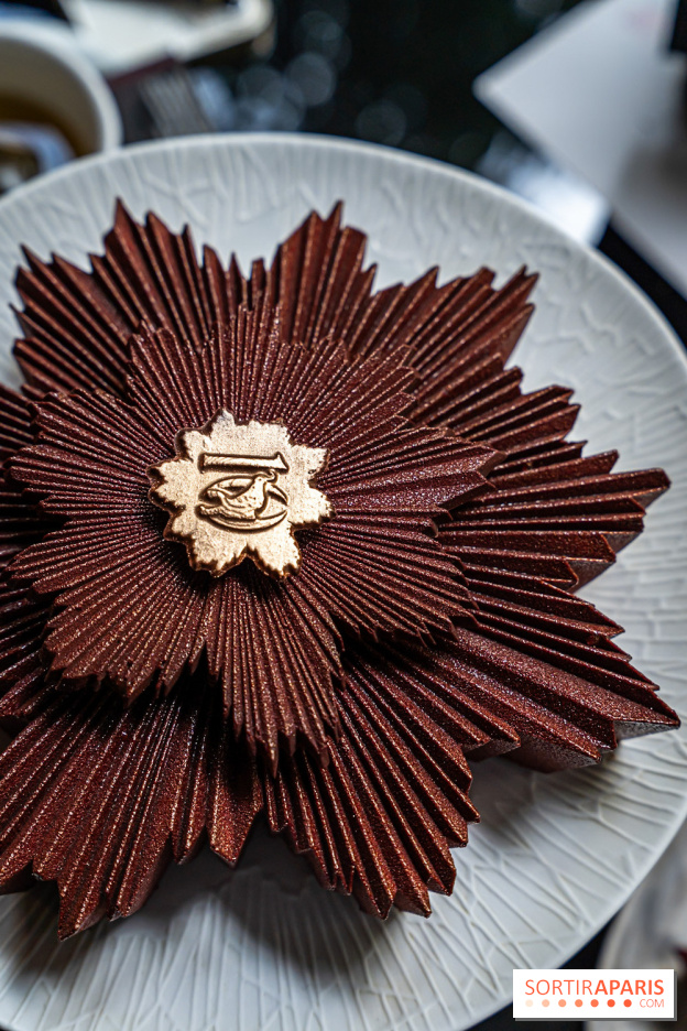 Bûche de Noël La Réserve Paris 2025 : Le sublime Astre d'Or de Jordan Talbot 
