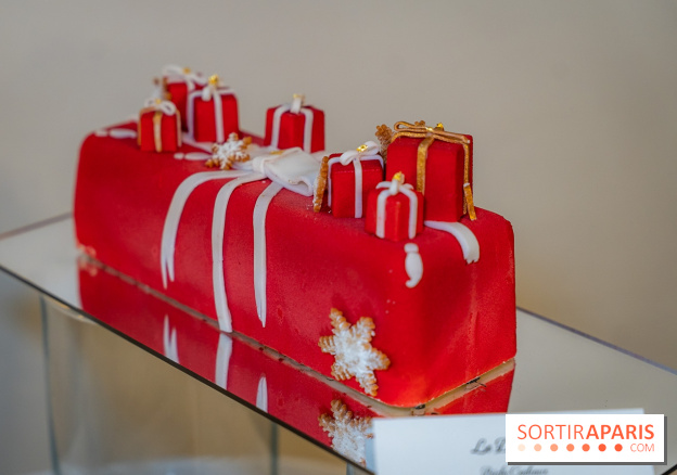 Les Bûches de Noël du Drugstore Paris 2025 pour rugir et s'émerveiller - bûche cadeaux