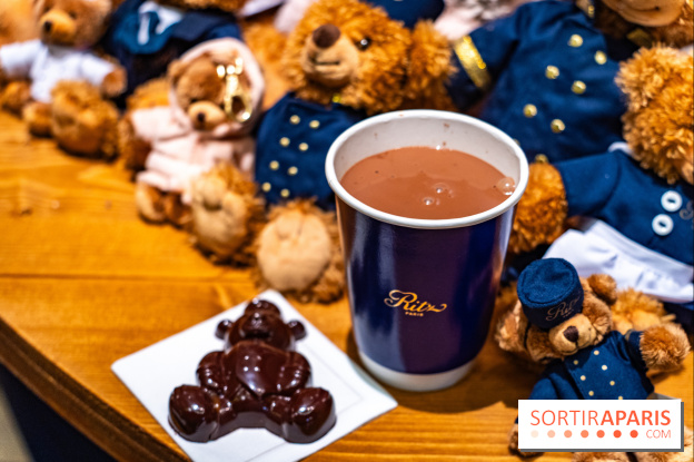 Le Ritz ouvre un pop-up gourmand de Noël Place Vendôme avec un ourson géant nommé Teddy B(e)ar : chocolat chaud