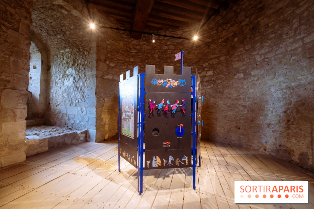 La Vie de Château, l'exposition d'art contemporain au château de la Roche Guyon : Jeu de Scène et Mystère Médiéval,
