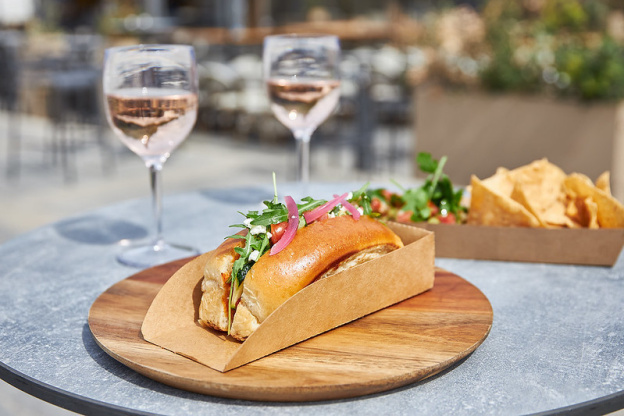 Le Bal de la Marine, la guinguette en bord de Seine au pied de la Tour Eiffel