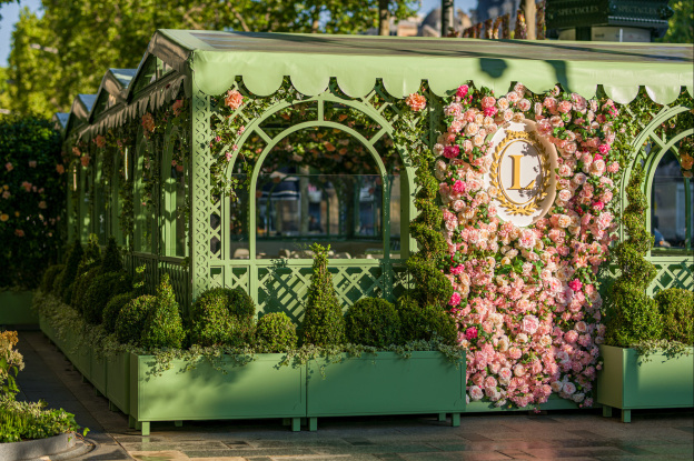 Ladurée lance sa nouvelle terrasse fleurie sur les Champs-Elysées
