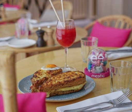 Rose Coupole, le restaurant en mode Saint-Valentin au Printemps Haussmann