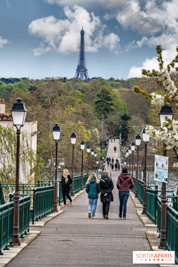  la Passerelle de l'Avre à Saint-Cloud et sa vue Tour Eiffel