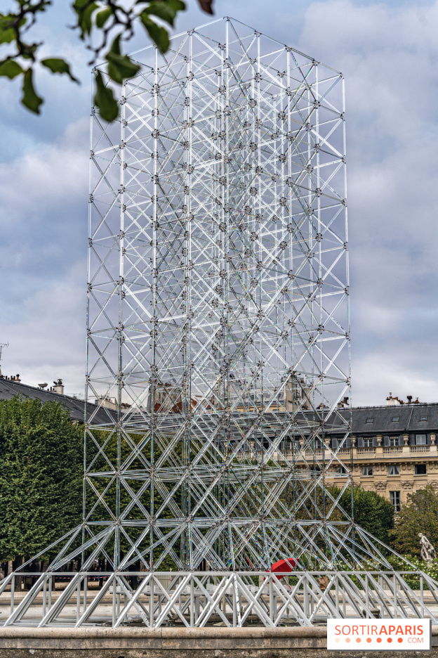 Réflexions d'Emmanuel Barrois, Une installation monumentale insolite au Jardin du Palais Royal