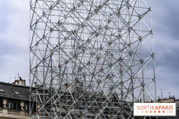 Réflexions d'Emmanuel Barrois, Une installation monumentale insolite au Jardin du Palais Royal