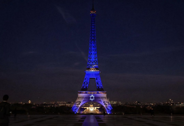 La Tour Eiffel, illuminée aux couleurs d'Israel, en soutien aux victimes