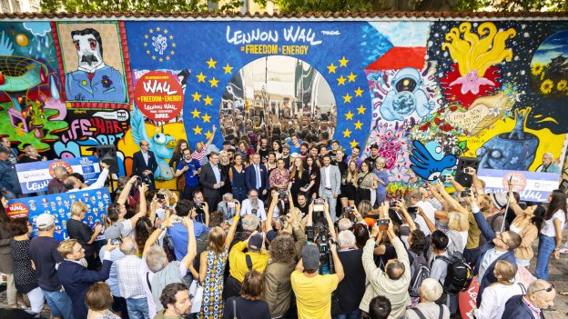 Paris : le mythique mur Lennon s'installe devant le Panthéon