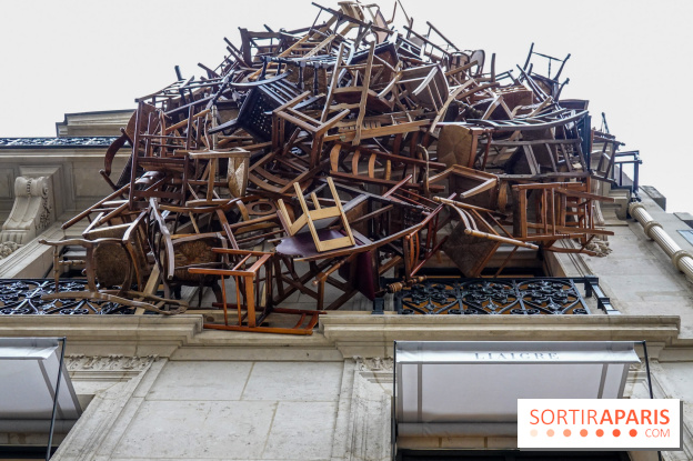 Paris : quel est cet empilement de chaises suspendu à un immeuble ?