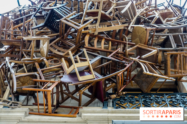 Paris : quel est cet empilement de chaises suspendu à un immeuble ?