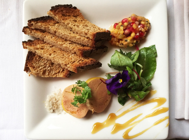 La terrasse du Radisson Blu Hotel Paris Boulogne au milieu des vignes