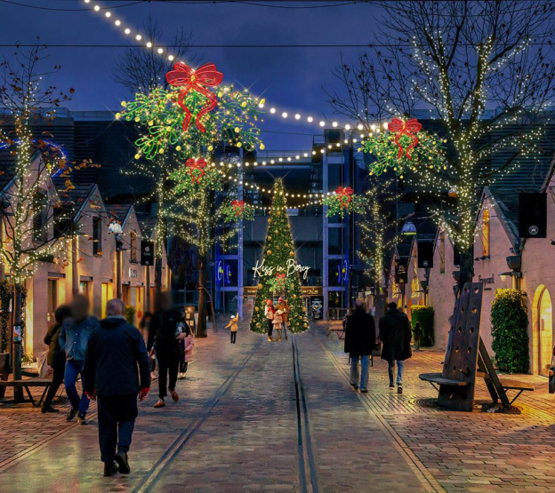 Noël 2024 à Paris : un ciel de bouquets de gui lumineux et animations festives à Bercy Village