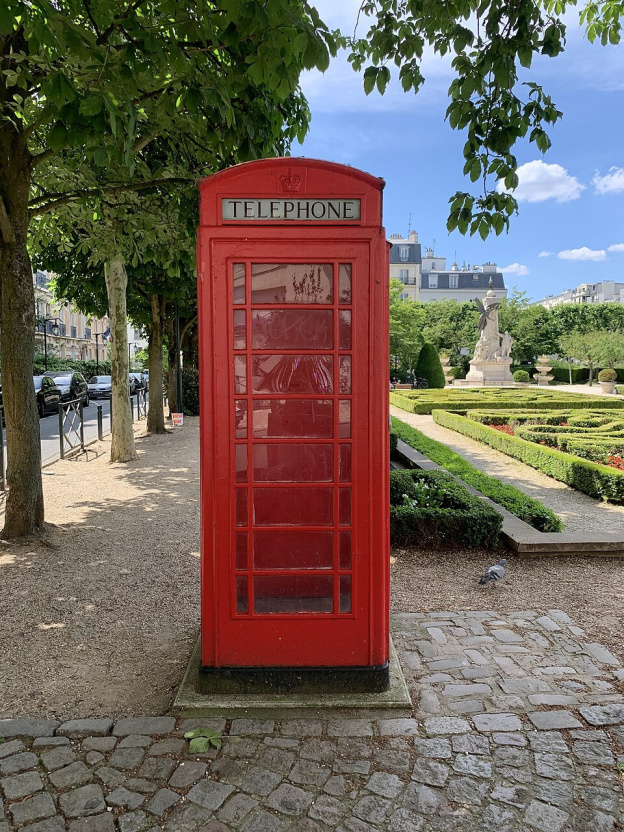 Pourquoi y t-il une cabine téléphonique rouge à l'anglaise devant la Mairie de Saint-Mandé ? 