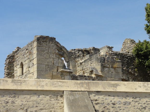 Ce cimetière francilien abrite les vestiges d'une des plus anciennes églises du Vexin