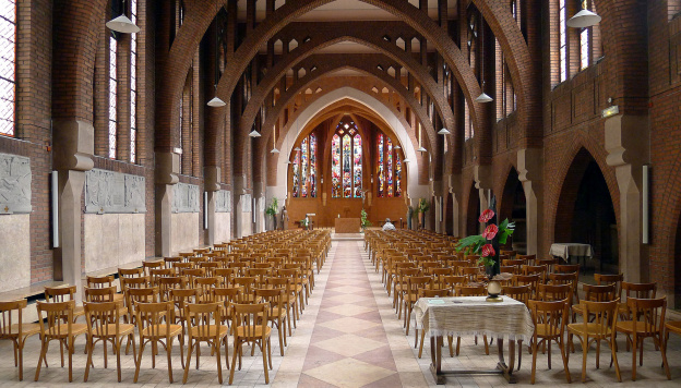 À Paris, une étonnante chapelle faite de briques nichée dans un couvent