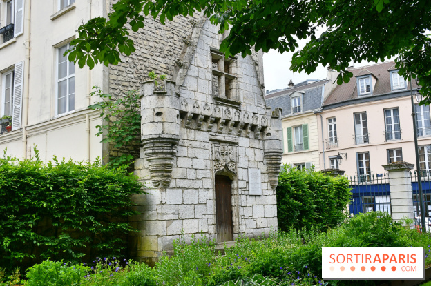 D'où vient cette intrigante façade de la renaissance plantée dans un jardin municipal ?