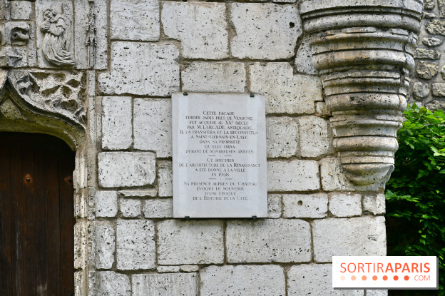 D'où vient cette intrigante façade de la renaissance plantée dans un jardin municipal ?