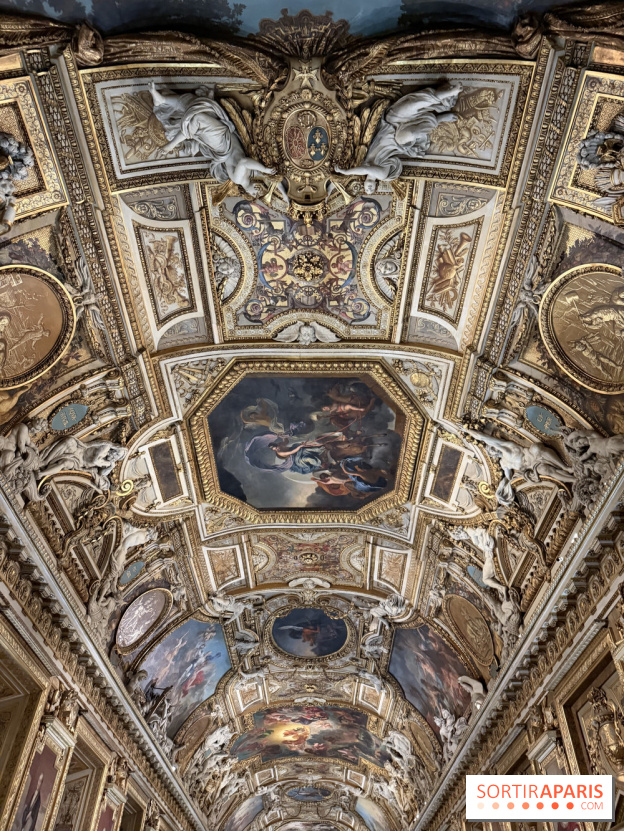 Musée du Louvre : Pourquoi la galerie d'Apollon est-elle considérée comme l'ancêtre de la galerie des Glaces de Versailles ?