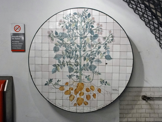 À Paris, une station de métro a été décorée pour évoquer... la pomme de terre !