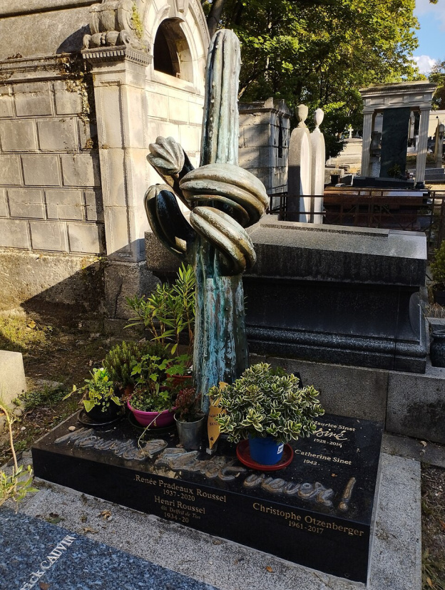 "Mourir, plutôt crever" : au cimetière de Montmartre, cette tombe faut un doigt d'honneur au ciel