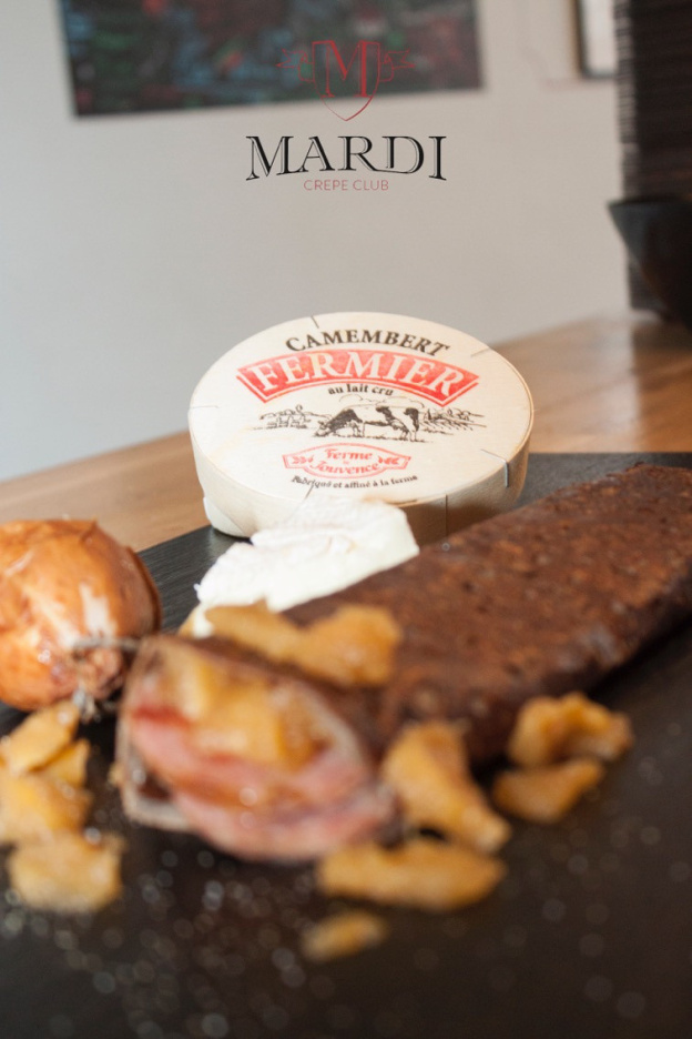 Le Mardi Crêpe Club célèbre Mardi Gras