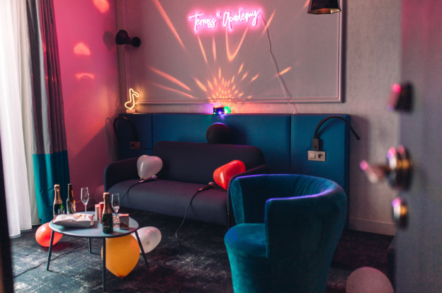 Insolite : un hôtel parisien propose des soirées apéro & karaoké en chambre