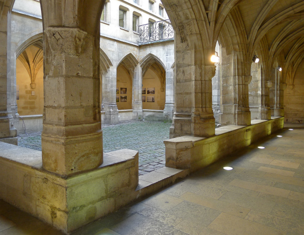 Histoire de Paris : le Cloître des Billettes, le dernier cloître médiéval de Paris