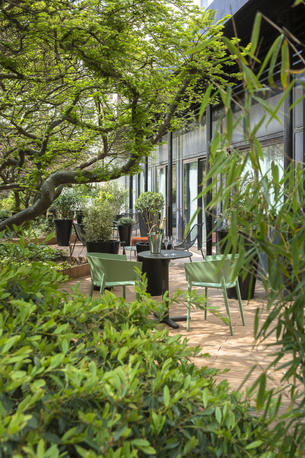 Une terrasse verdoyante et dépaysante au cœur d'un jardin méditerranéen à Paris