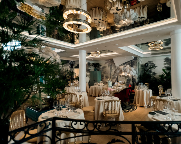 Une soirée burlesque à vivre en amoureux dans un hôtel parisien romantique