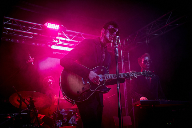 Le cirque électrique et son nouveau spectacle : Four corners of a square with its center lost