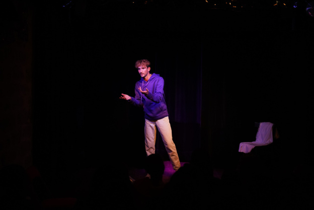 Allié.e.s et plus si affinités : le seul en scène de Valentin Lacouture au théâtre Le Bout