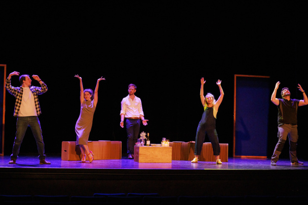 Un caillou dans la chaussure à l’Apollo Théâtre à Paris : une comédie de boulevard sur le mensonge