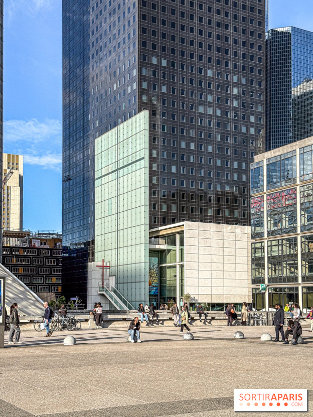 Cette église moderne cachée au milieu des gratte-ciel surprend par son architecture