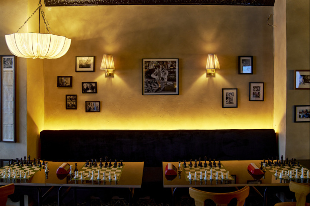 Ce bar caché à Paris vous propose de jouer aux échecs jusqu’à 2h du matin