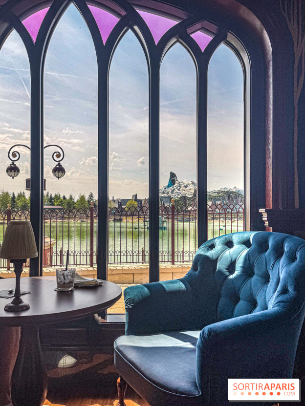 The Regal View Lounge à Disneyland Paris : le bar royal avec vue sur Adventure Bay, notre avis