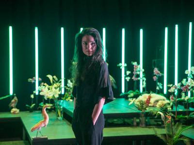 Swann s'inclina poliment au théâtre de Belleville