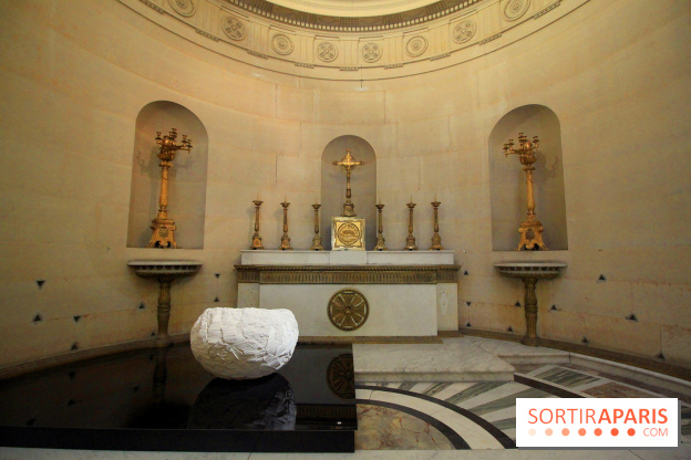 Un monde de plis à la chapelle Expiatoire