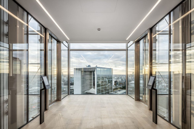 Insolite : Gravir les marches de la Tour Trinity à La Défense en VTT, le défi d'Aurélien Fontenoy