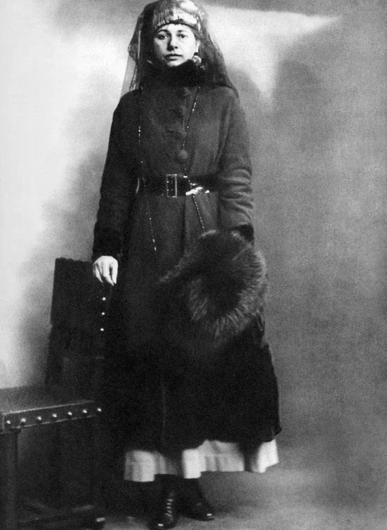 Mata Hari (41 ans), le 13 février 1917, jour de son arrestation. Auteur anonyme. Photo scannée sur un magazine dont la légende dit qu'elle fait partie de la collection du Fries Museum, Leeuwarden (Pays-Bas)