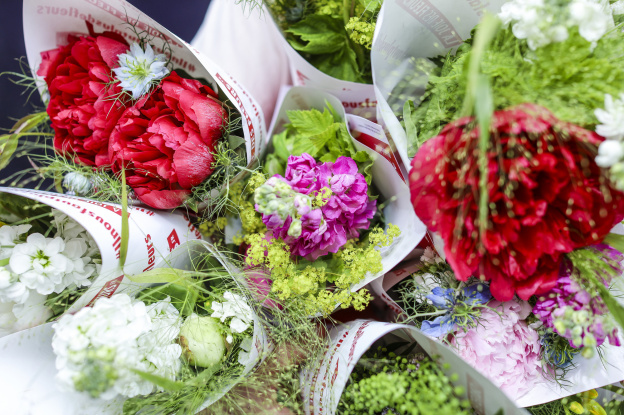 Des bouquets de fleurs offerts aux quatre coins de Paris