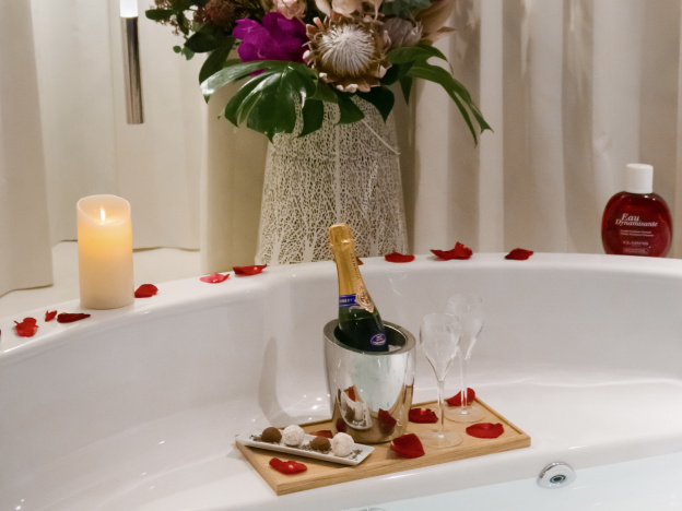 Saint Valentin 2024 : massage en duo et gourmandises dans une suite VIP de l'hôtel Molitor