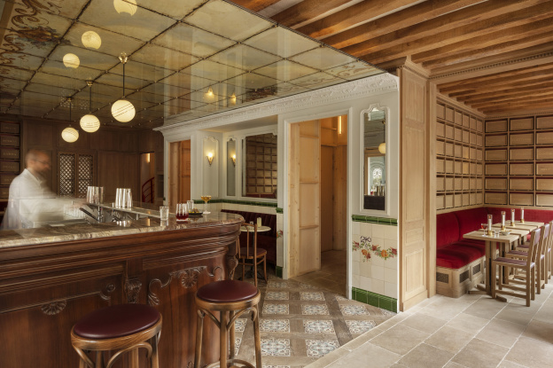 Cravan : bar à cocktails haute couture et librairie dans un hôtel particulier historique à Paris